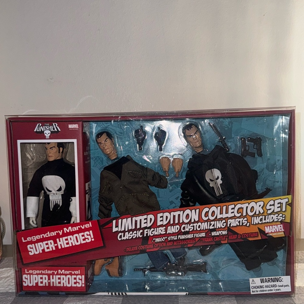 THE PUNISHER LIMITED EDITION COLLECTOR SET / LEGENDARY MARVEL SUPER-HEROES!